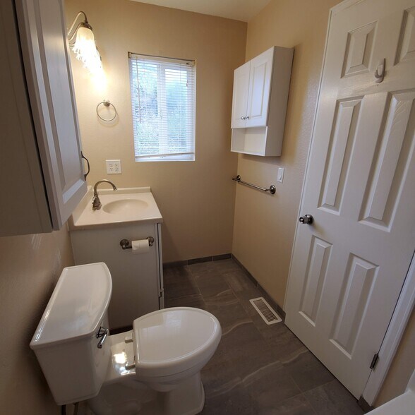 07_Master Bathroom_2 - 419 Cooper Ave