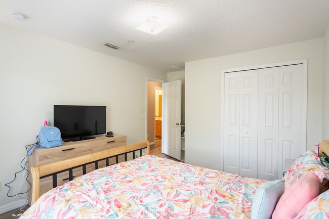 Building Photo - 9859 Tivoli Villa Dr
