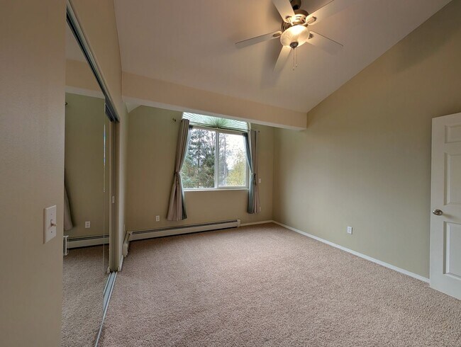 Building Photo - Unfurnished, 3Bd/2.5Ba Townhome, Long Term...