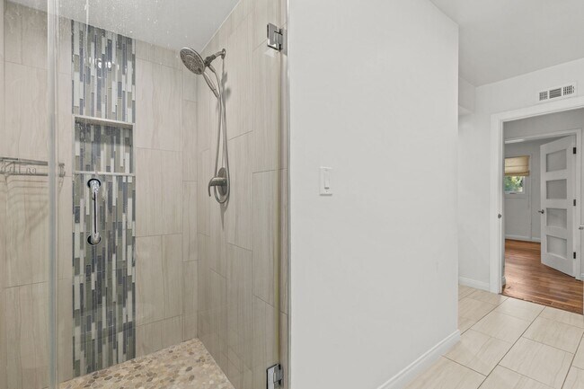 Building Photo - UPGRADED SOUTH OF THE BOULEVARD HOME WITH HUGE BACKYARD!