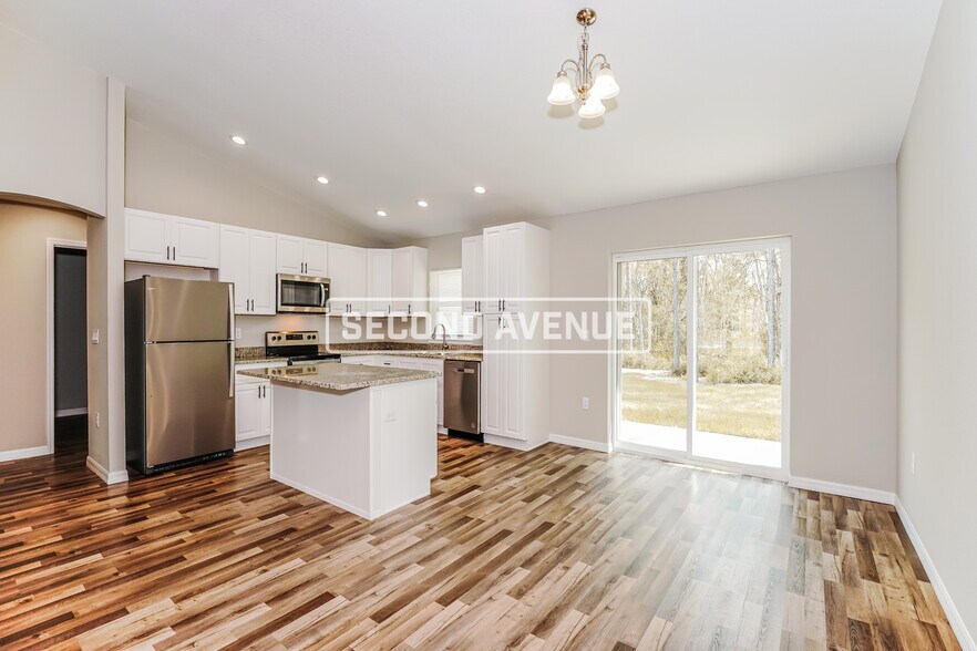 Building Photo - 825 Marion Oaks Manor
