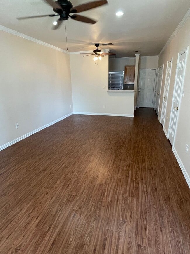 Building Photo - 2 BEDROOM TOWNHOME
