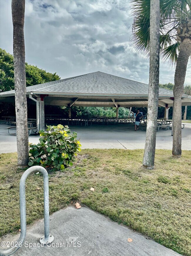 Building Photo - 335 Paradise Blvd