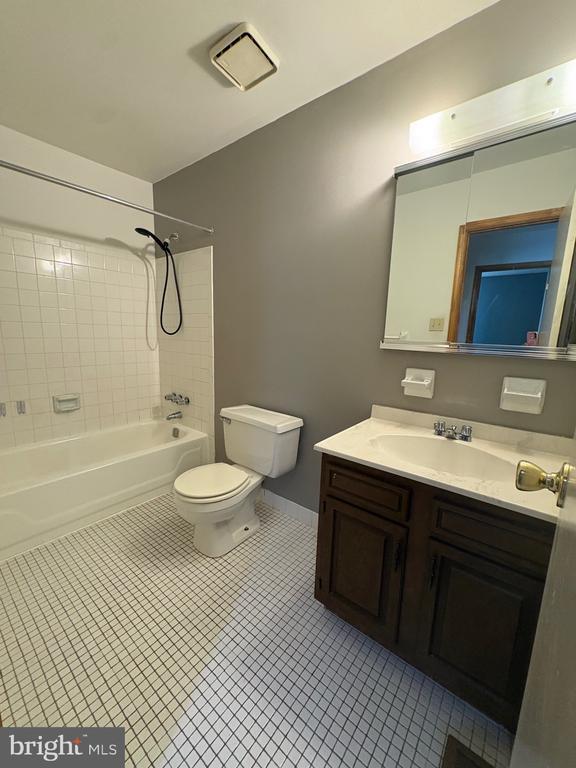 Building Photo - 8 Partridge Ct