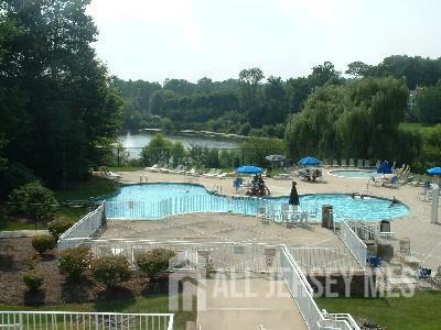 Building Photo - 102 Somerset Ct