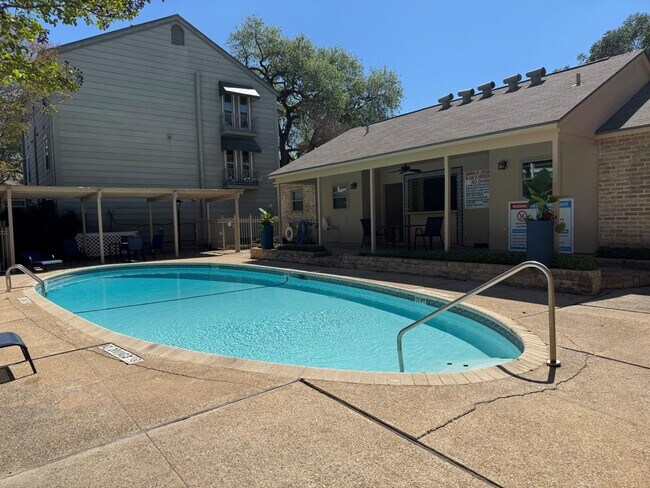 Building Photo - 2300 Nacogdoches Rd