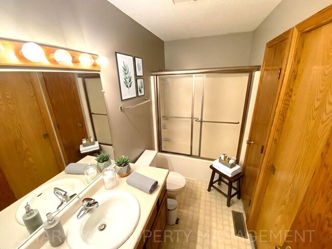 Building Photo - 4 BEDROOM, 2 BATH HOME IN EAST SIOUX FALLS! DOUBLE ATTACHED GARAGE! FENCED IN BACKYARD!