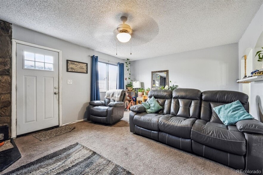 Building Photo - 2567 Rainbow Dr