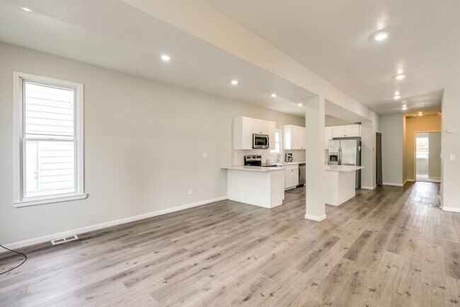 Building Photo - 1212 Rowley Ave
