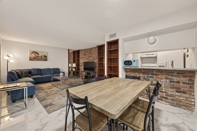 Building Photo - 2201 Fountain View Dr