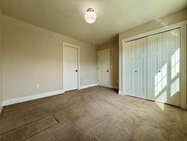 Building Photo - GORGEOUS OPEN LAYOUT HOME IN OLD FARM DISTRICT!