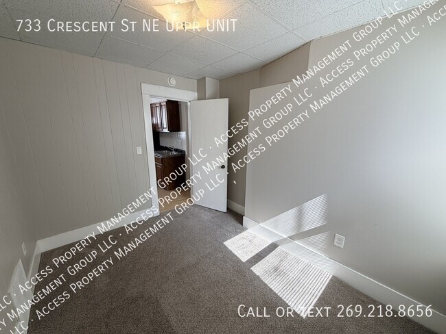Building Photo - 733 Crescent St NE