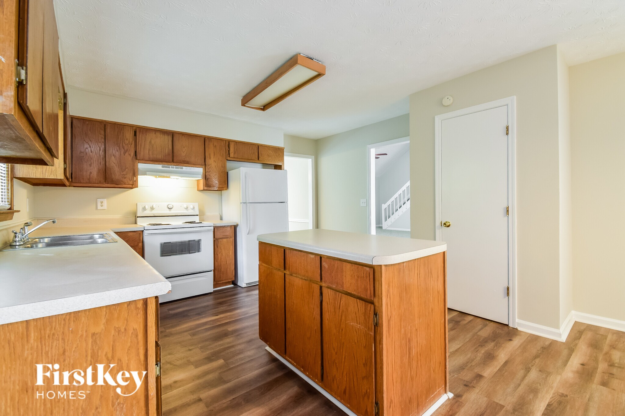 Building Photo - 1930 Fernwood Dr