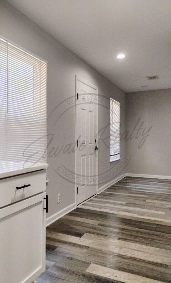 Building Photo - Two Bedroom Updated Ranch Duplex in North ...
