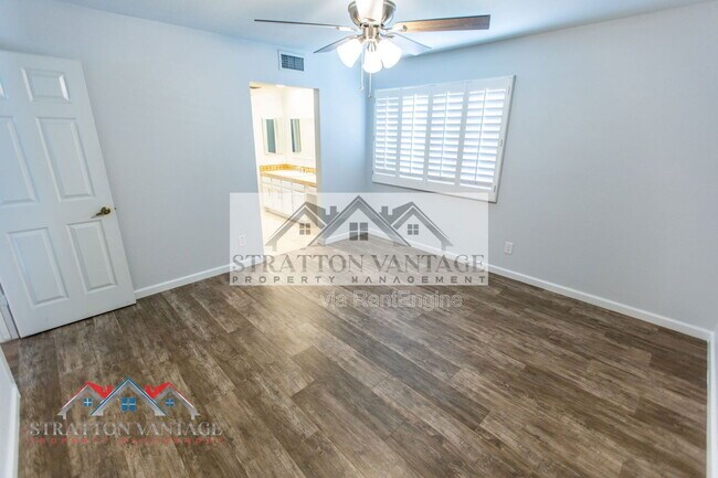 Building Photo - 310 E Bluebell Ln