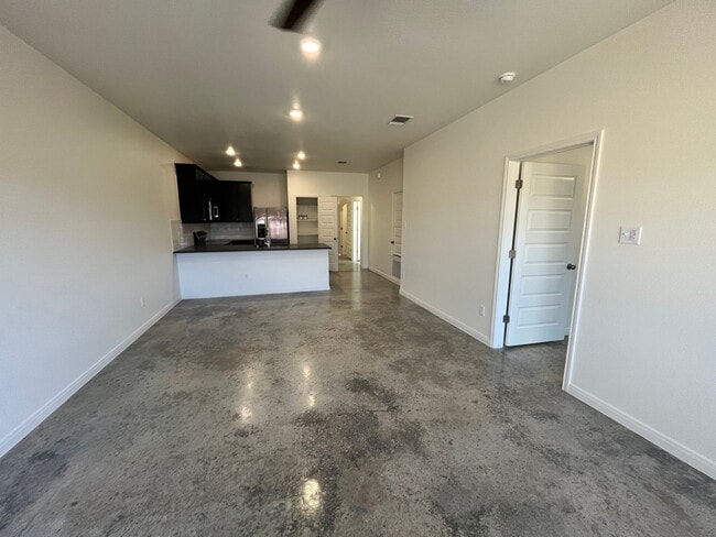 Building Photo - 913 Switchgrass Dr