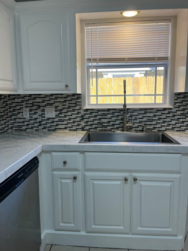 Building Photo - 1900 W Douglas St