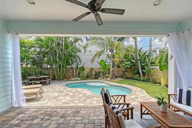 Building Photo - 1738 Siesta Dr