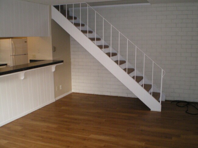 Building Photo - Great Looking 2bd / 1bth 2 Story Condo!