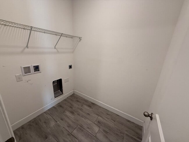 Building Photo - 5/4 Spacious Lake County Home