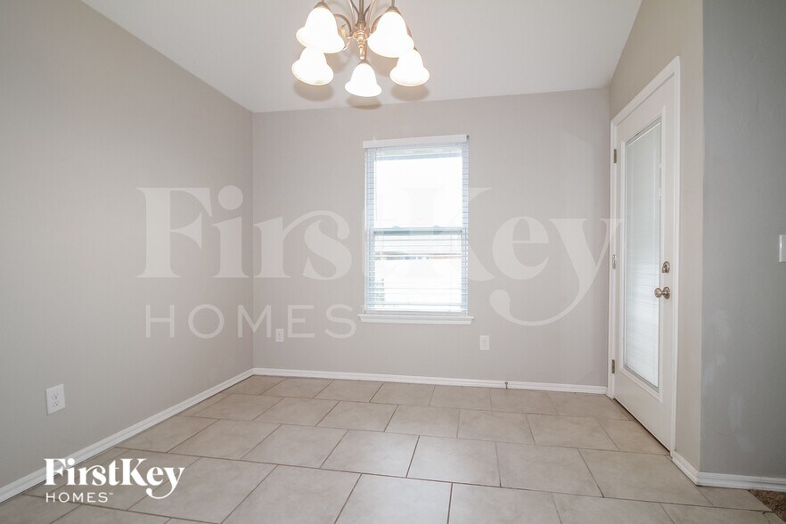 Building Photo - 1321 SE 17th St