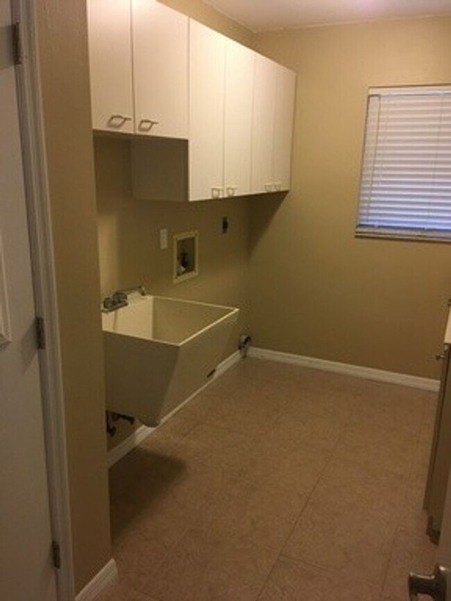 Building Photo - Location, convenience, comfort. This 4 bedroom plus den, 2 bath has it all!