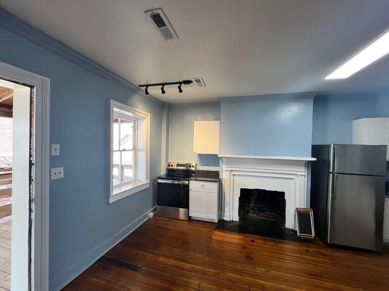 Building Photo - 612 Caroline St