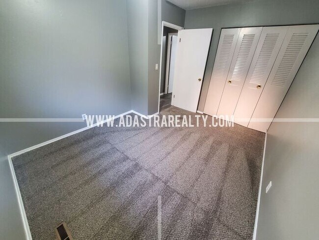 Building Photo - Very Nice Overland Park Duplex-Available in APRIL!!