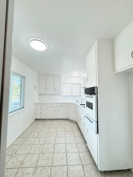 Building Photo - 446 E Cypress Ave