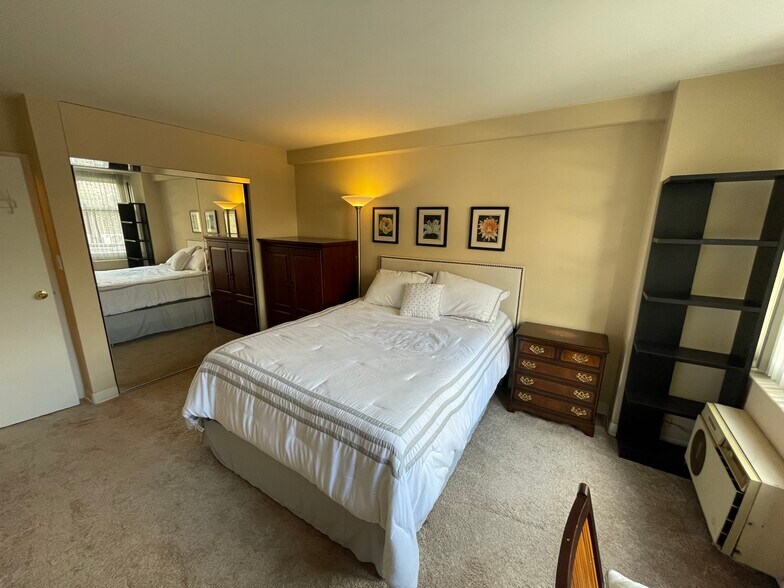 Building Photo - 30 E Elm St