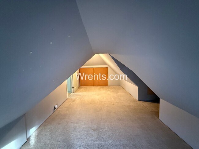 Building Photo - Stunning South Hill Home