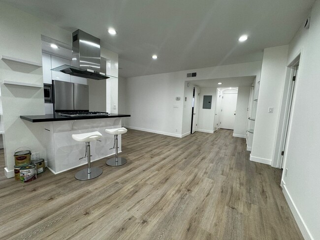 Building Photo - Renovated 2 Bedroom Condo for Lease on Rox...