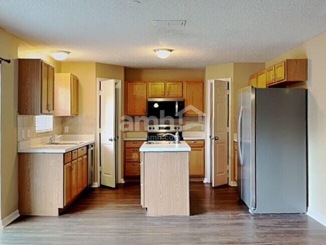 Building Photo - 16452 Corner Lake Dr