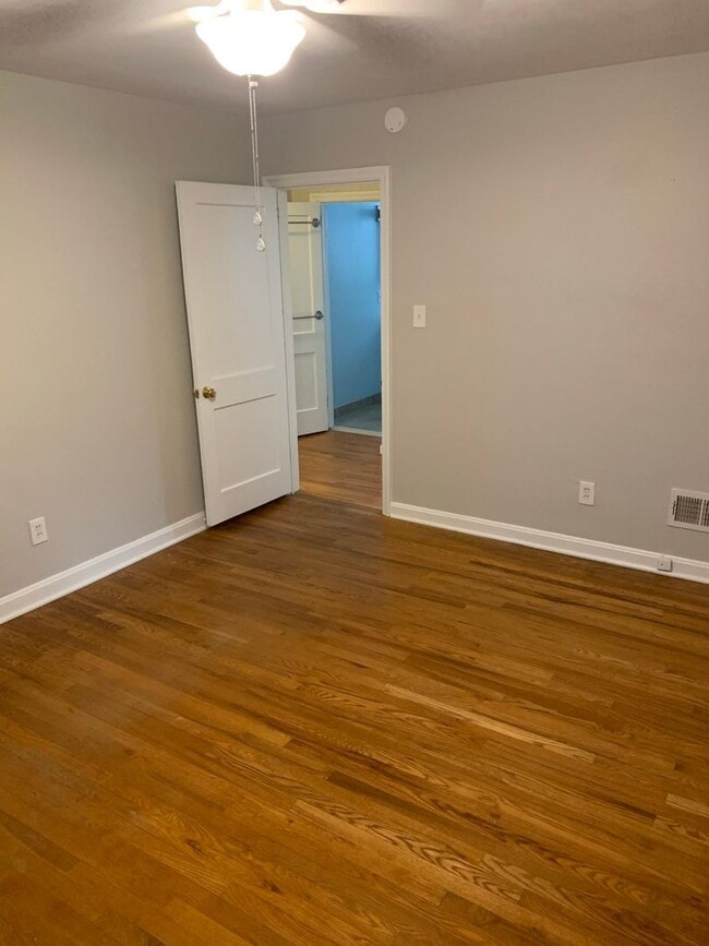 Building Photo - Charming Trolley Area Brick Townhome