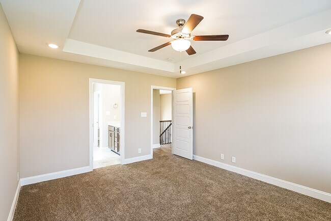 Building Photo - Spacious 4 Bed, 3 Bath Home with Fenced Yard and Garage