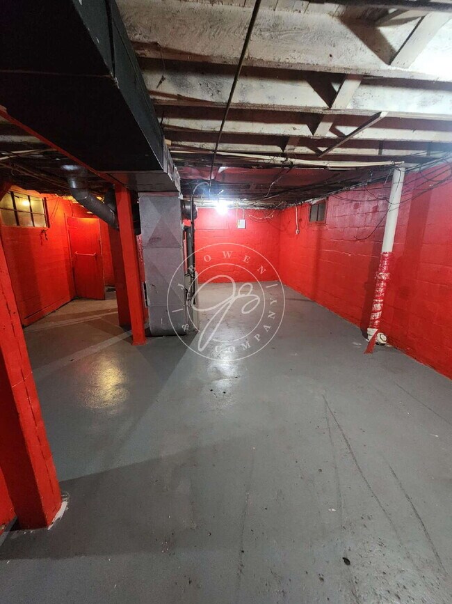 Building Photo - Spacious 3 bed 1 bath 2 story home with