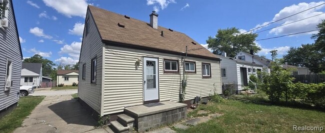 Building Photo - 13046 Sherman Ave