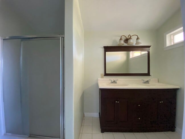 Building Photo - Large 3 Bed, 2 bath plus bonus room with w...