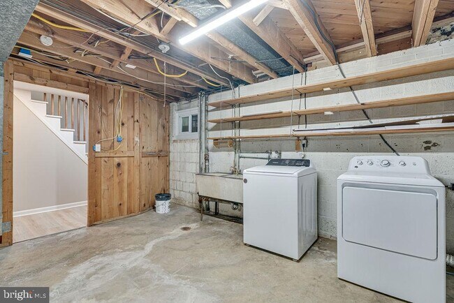 Building Photo - 869 Patrick Henry Dr