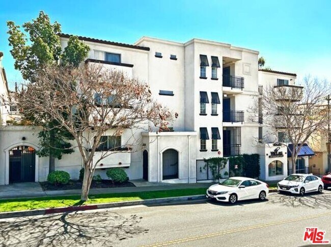 Building Photo - 10560 Santa Monica Blvd
