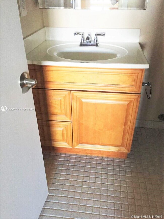 Building Photo - 200 Leslie Dr