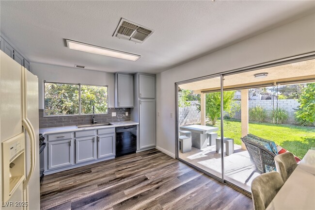 Building Photo - 640 Whispering Palms Dr