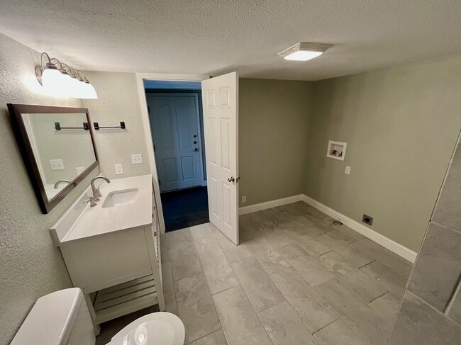 Building Photo - Beautifully Remodeled 3 Bedroom, 2 Bathroo...