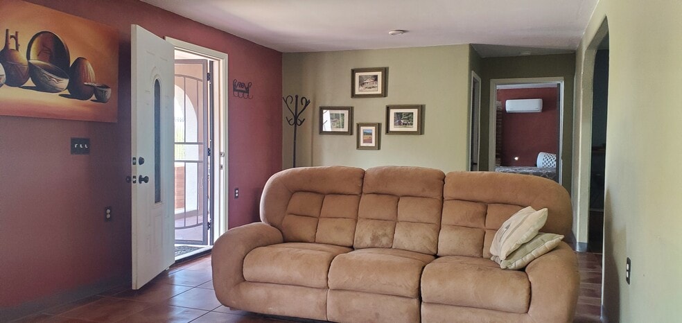 Building Photo - 1040 N Lyons Ave