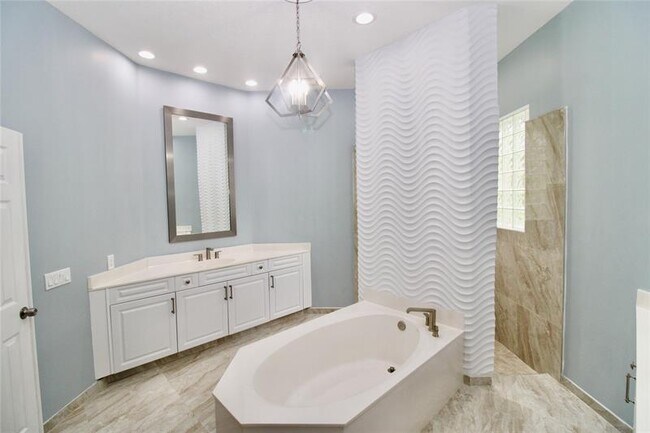 Building Photo - 6502 NW 66th Way