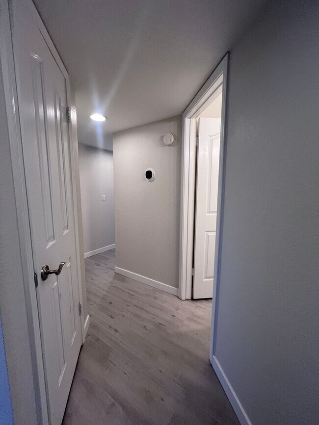 Building Photo - The Enclaves 3 bed 2 bath Upgraded Condo!