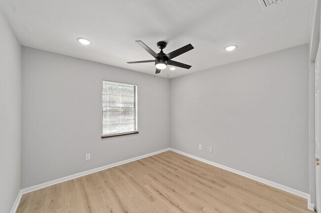 Building Photo - Beautifully Renovated 3 Bed 2 Bath Home in...