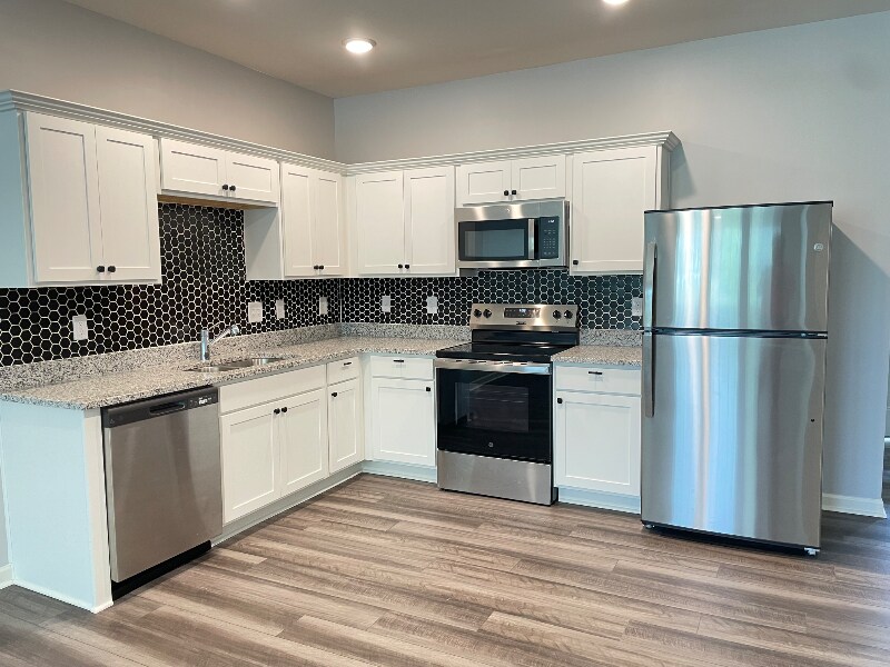 Building Photo - 2111 Gln Xing Dr