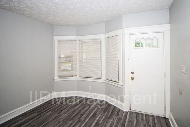 Building Photo - Newly Renovated 2 Bedroom Down Unit in Cle...