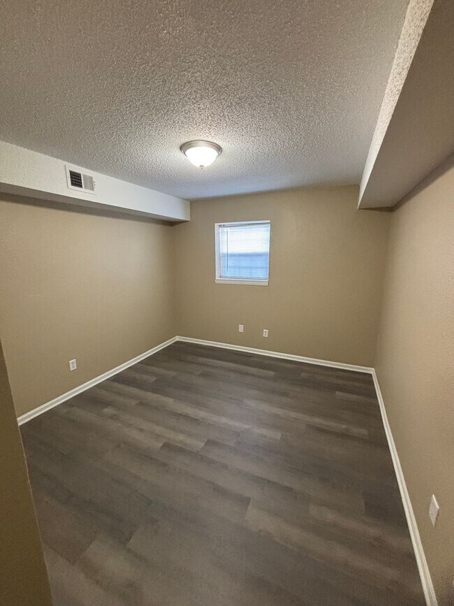 Building Photo - Large 2 bdrm/1.5bath apt 750.00 in Indepen...